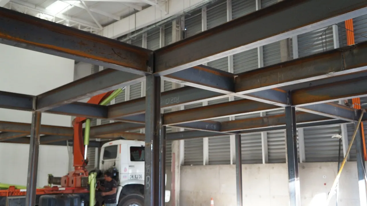Montaje de estructura metálica industrial por Disalva SpA