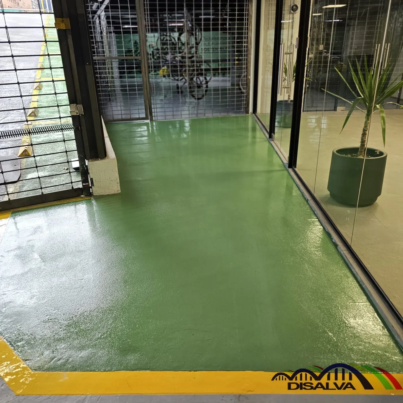 Piso Epóxico en Bicicletero Corporativo — fotografía 11 de 12