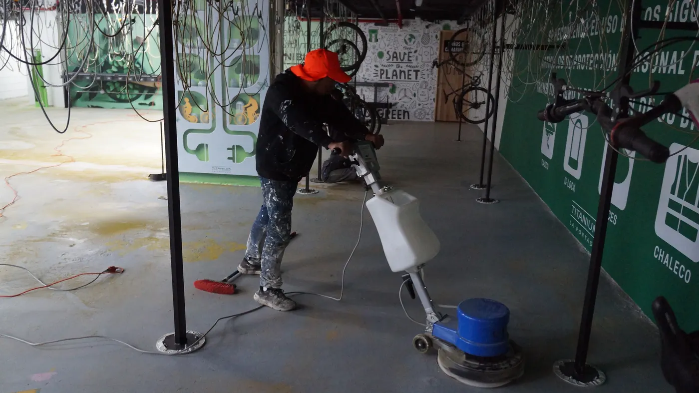 Piso Epóxico en Bicicletero Corporativo — fotografía 3 de 12